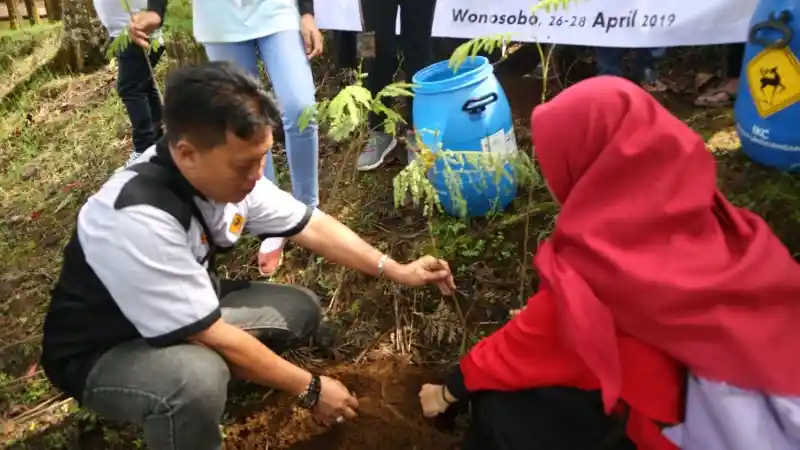 Foto - Indonesia Kijang Club Tanam Seribu Pohon di Wonosobo