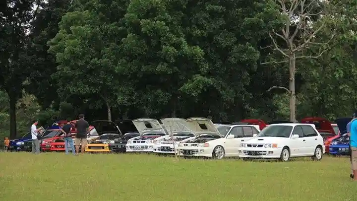 Foto - Ratusan Toyota Starlet Pertahankan Eksistensinya Dalam Jambore
