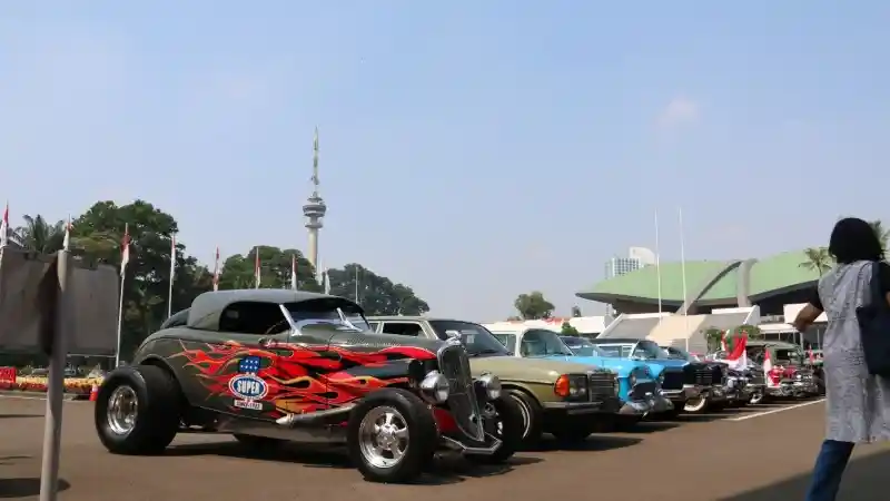 Berita - 100 Komunitas Mobil Ramaikan Gedung DPR MPR, Ada Apa?