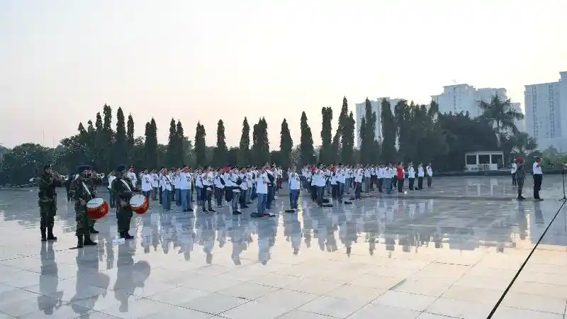Foto - 100 Komunitas Mobil Ramaikan Gedung DPR MPR, Ada Apa?