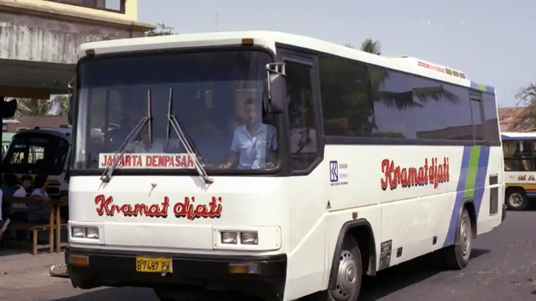 Foto - Tiga Tonggak Hino Di Pasar Bus Indonesia