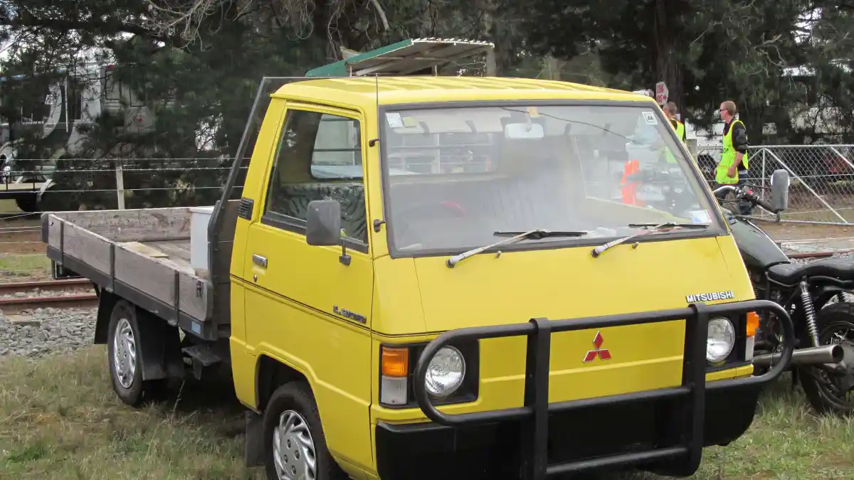 Pikap - Mitsubishi L300 (1) 'Dinosaurus' Legenda Angkutan Orang Dan Barang