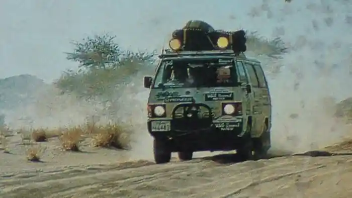 Foto - Mitsubishi L300, Kendaraan Sejuta Wajah