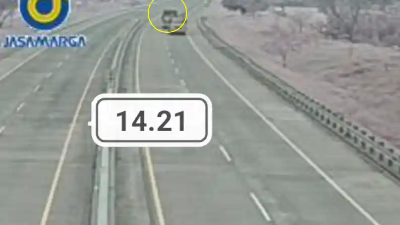 Foto - Lagi Dan Lagi, Laka Bus Di Tol Karena Sopir Ngebut