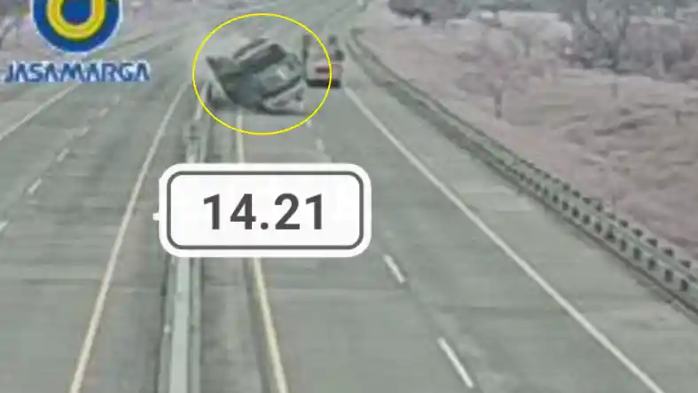 Foto - Lagi Dan Lagi, Laka Bus Di Tol Karena Sopir Ngebut