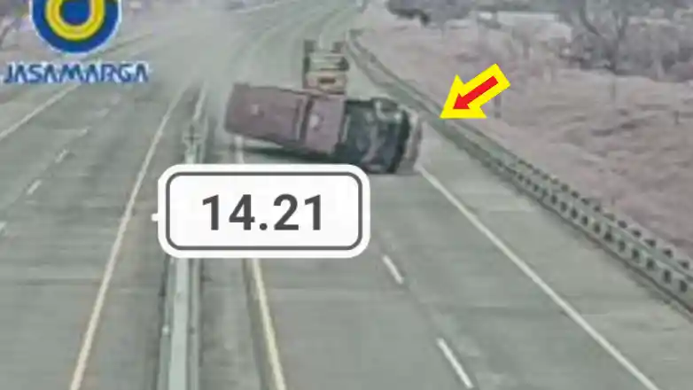 Foto - Lagi Dan Lagi, Laka Bus Di Tol Karena Sopir Ngebut