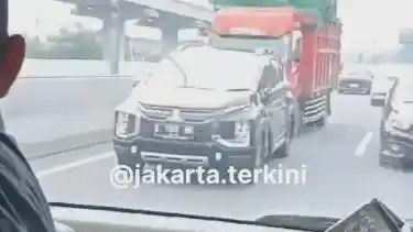 Foto - Laka Beruntun Di GT Halim: Sopir Truk Spontan Berbuat Nekad?