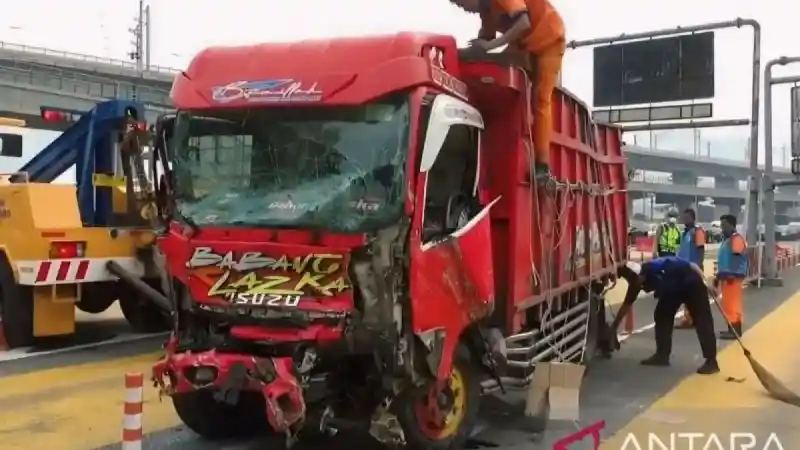 Foto - Laka Beruntun Di GT Halim, Akibat Sopir Truk Yang Nekad 