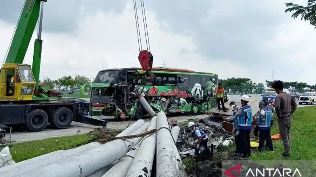 Bus - Kejadian Perdana 2024, Dua Orang Tewas Lagi Akibat Pengemudi Bus Gegabah Bermanuver Di Tol 