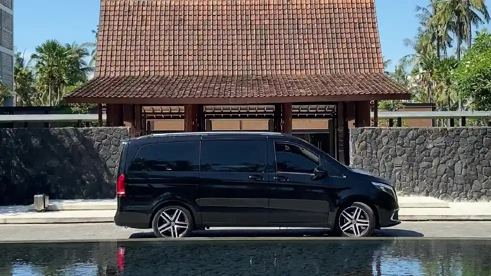 Berita - Ini Cerita Arsitek Ajak Mercedes-Benz V-Class Road Trip Jakarta-Bali