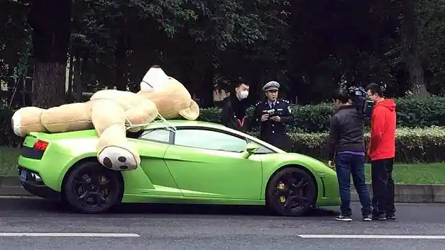 Berita - Bawa Teddy Bear Raksasa di Atap Lamborghini, Pria Ini Ditangkap Polisi
