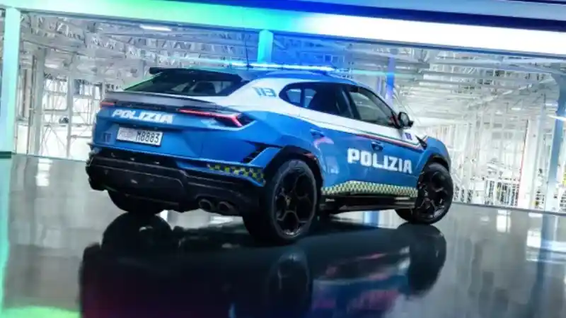 Foto - Lamborghini Urus Jadi Mobil Polisi, Tugasnya Untuk Antar Organ
