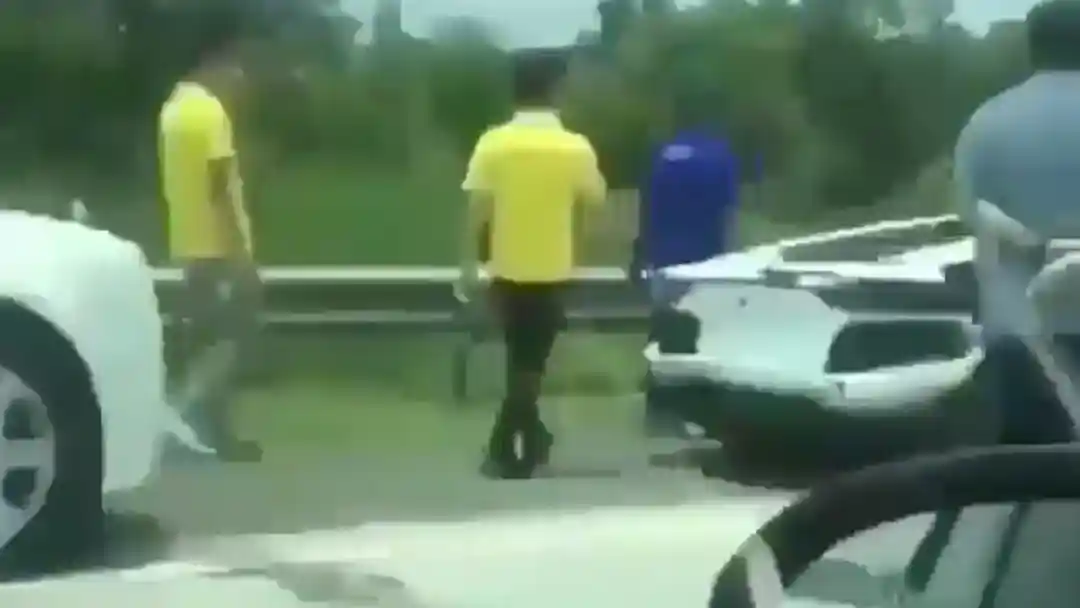 Foto - Konvoi Lamborghini Kecelakaan di Cipali, Tak Lebih Dari 120 KM/Jam?