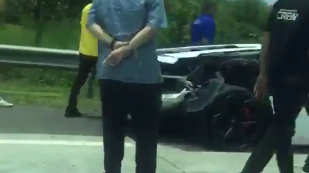Foto - Konvoi Lamborghini Kecelakaan di Cipali, Tak Lebih Dari 120 KM/Jam?