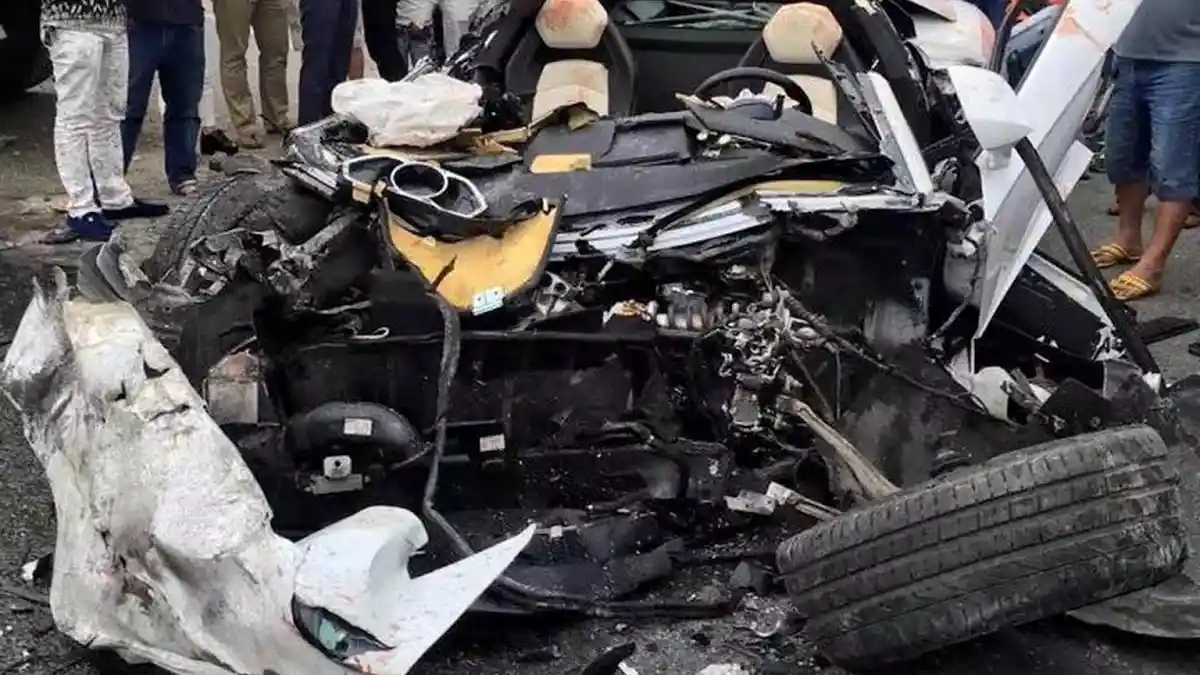 Foto - Lamborghini Aventador Hancur Setelah Menabrak Truk