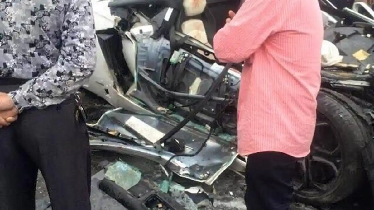 Foto - Lamborghini Aventador Hancur Setelah Menabrak Truk