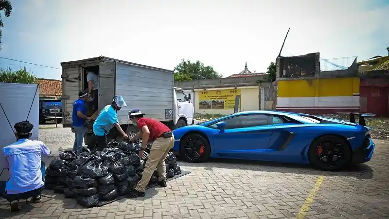 Berita - Lamborghini Club Indonesia Ulurkan Bantuan Untuk Pemulung