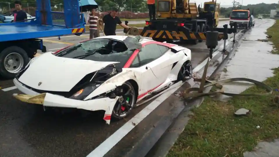 Foto - Walah, Lamborghini Gallardo Yang Dikemudikan Remaja Ini Berakhir Di Parit
