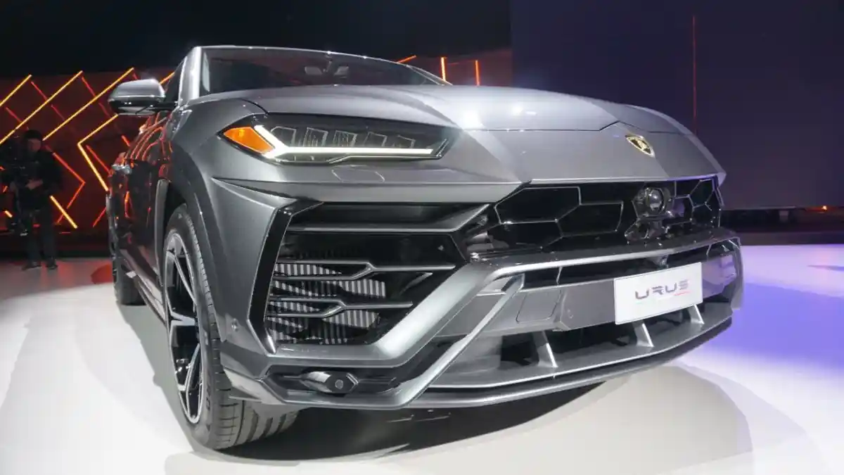 Foto - Detik-detik Peluncuran SUV Lamborghini Pertama di Indonesia