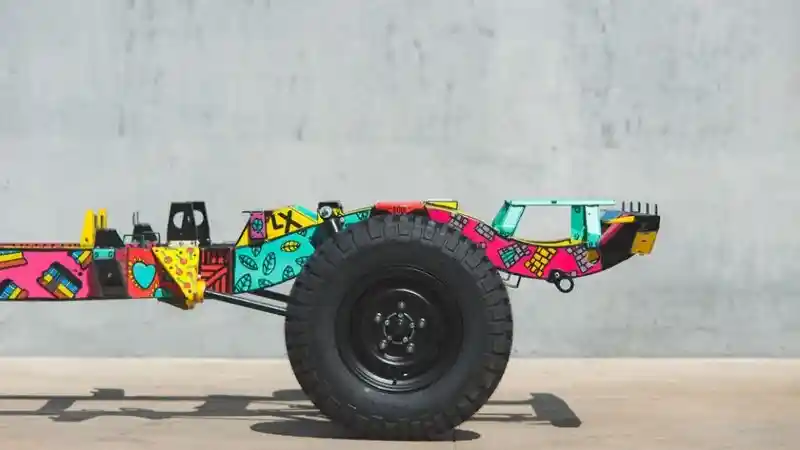 Foto - Sasis Land Rover Defender Dijadikan Seorang Seniman Sebagai 'Kanvas'