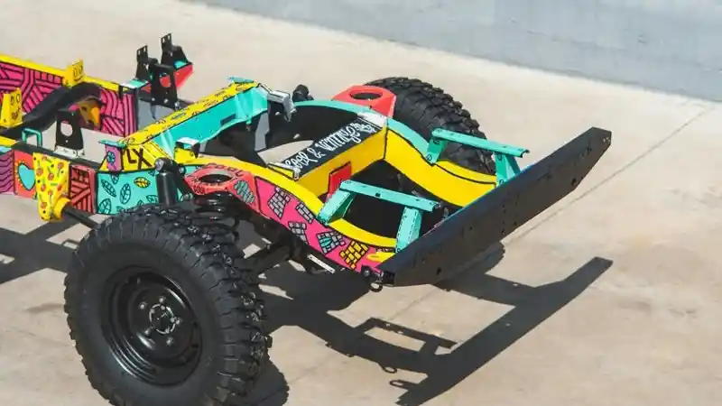 Foto - Sasis Land Rover Defender Dijadikan Seorang Seniman Sebagai 'Kanvas'