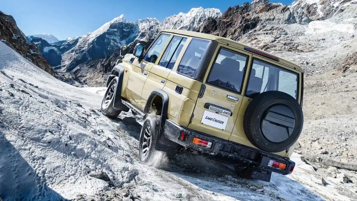 Berita - Ada Alasan Mengapa Toyota Land Cruiser 70 Jepang Menutupi Lampu Belakangnya