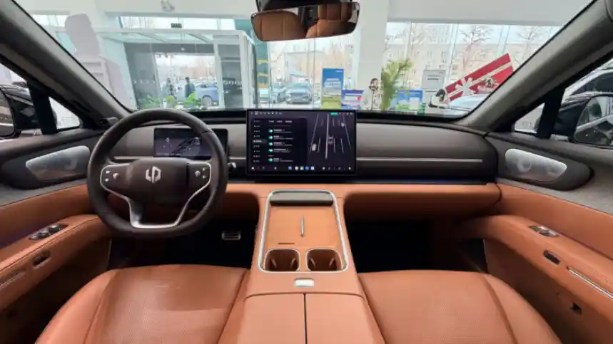 Foto - Leapmotor D19 Resmi Debut Dunia, EREV Dengan Baterai Terbesar