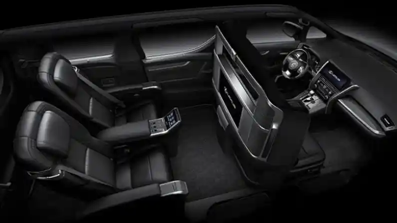 Foto - Alphard Sudah Bukan 'Mobil Orang Kaya' lagi?