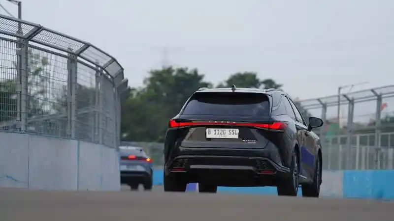 Foto - Lexus RX500h F Sport+, Lebih Lengkap Dengan Fitur Rear Wheel Steering