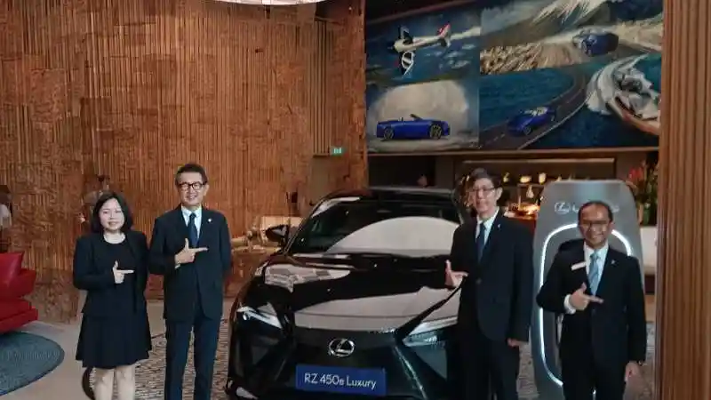 Foto - Kian Serius Garap Mobil Ramah Lingkungan. Lexus Resmi Luncurkan RZ dan RX di Indonesia 