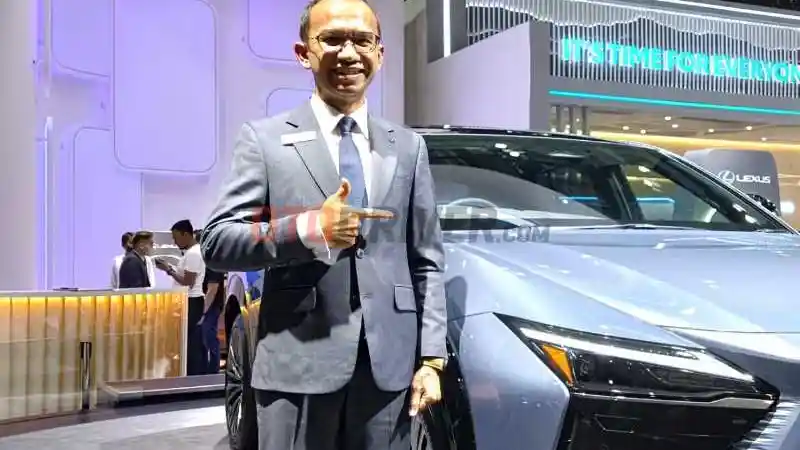 Foto - Lexus RX500h F Sport+, Lebih Lengkap Dengan Fitur Rear Wheel Steering
