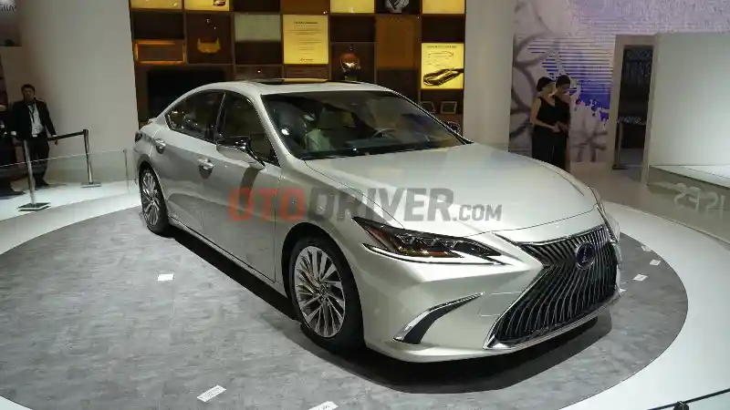 Berita - GIIAS 2018: Lexus Luncurkan ES Dan Perkenalkan UX Nan Mewah 