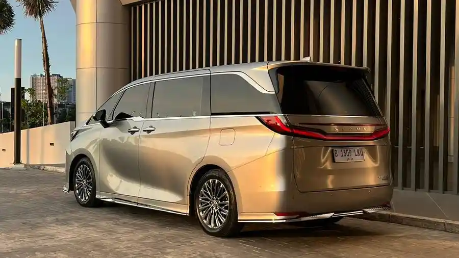 Foto - Mudik In Style 2026 : POV Jadi Sultan, Mudik Dengan Lexus LM 500h Seharga Rp 3,4 Miliar