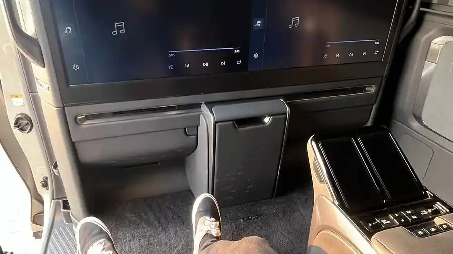 Foto - Mudik In Style 2026 : POV Jadi Sultan, Mudik Dengan Lexus LM 500h Seharga Rp 3,4 Miliar