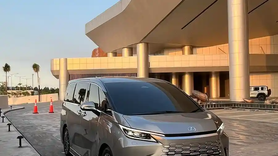 Foto - Mudik In Style 2026 : POV Jadi Sultan, Mudik Dengan Lexus LM 500h Seharga Rp 3,4 Miliar