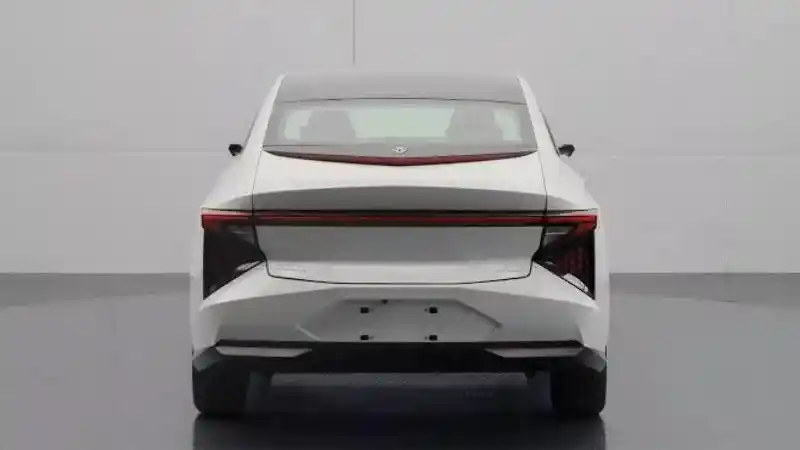 Foto - Berkenalan Dengan Lingxi L, Mobil Listrik Perdana Hasil Patungan Dongfeng Dengan Honda 