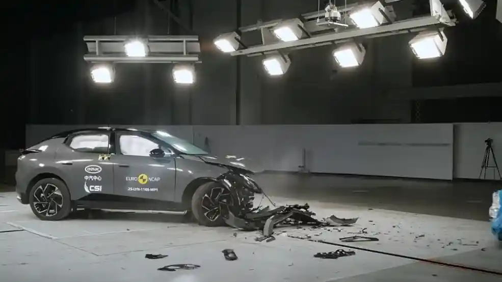 Crash Test - VIDEO: Crash Test Lynk & Co 02 (Euro NCAP)