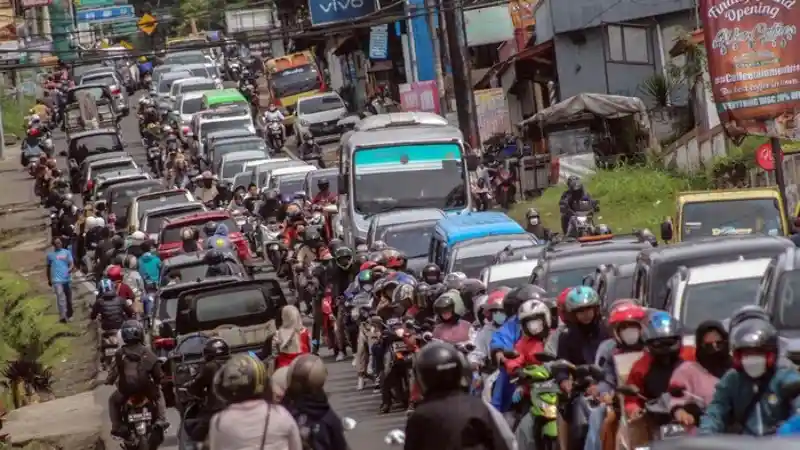 Foto - Macet Berjam-Jam Seperti di Puncak Bikin Oli Menguap? Berikut Cara Mengatasinya