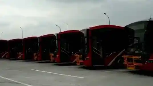 Foto - Suroboyo Bus Siap Kedatangan Unit Baru dari Laksana