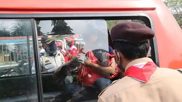 Foto - Anggota Pramuka Sosialisasi Pemakaian Masker ke Pengemudi Angkot