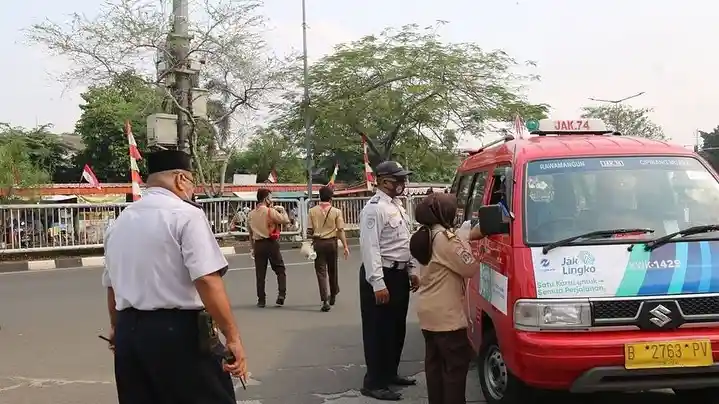 Berita - Anggota Pramuka Sosialisasi Pemakaian Masker ke Pengemudi Angkot