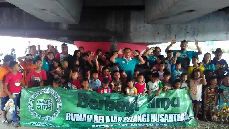 Foto - Aki Merek Massiv Amal Gelar Keceriaan di Bawah Kolong Jembatan 