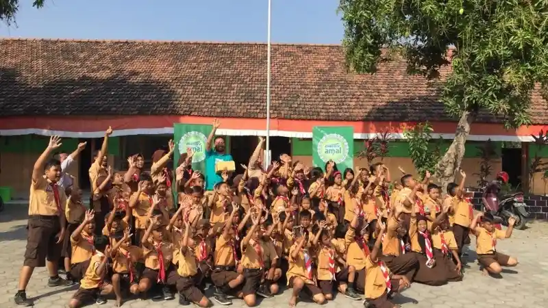 Berita - Aki Massiv Gelar Donasi Pendidikan di Daerah Tengger