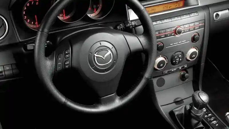 Berita - Mazda Recall Ratusan Ribu Unit Mazda 3 Karena Masalah Logo 