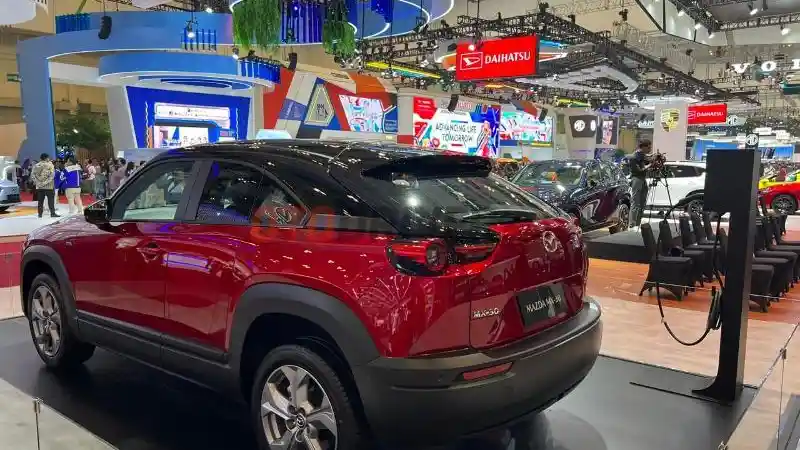 Foto - Mobil Listrik MX-30 Curi Perhatian di Booth Mazda GIIAS 2023