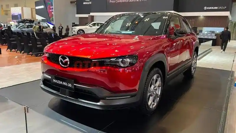 Foto - Mobil Listrik MX-30 Curi Perhatian di Booth Mazda GIIAS 2023