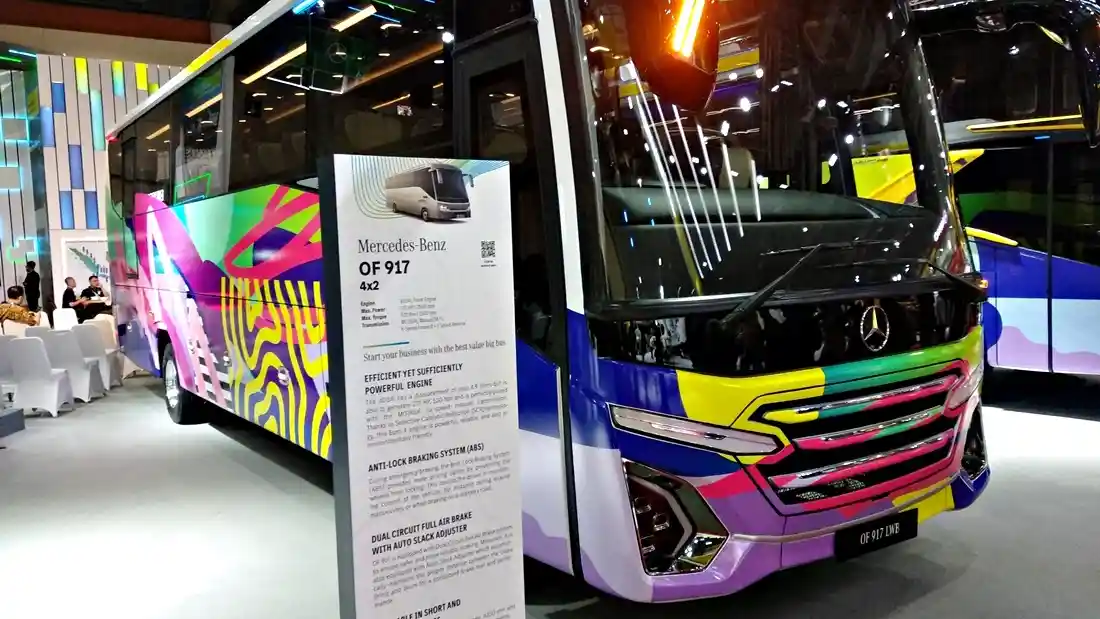 Foto - Mercedes-Benz OF 917 4x2: ‘Kuda Hitam’ Di Rute AKDP