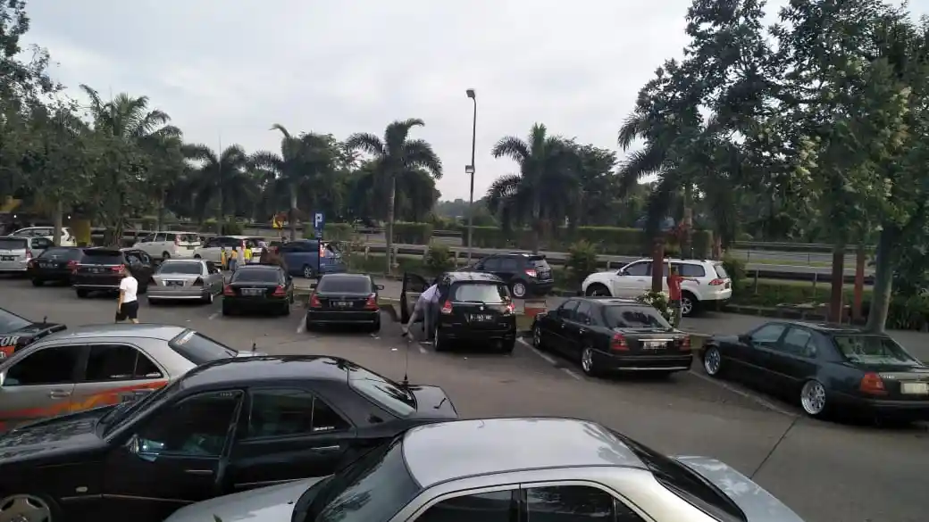 Foto - Mercedes-Benz W202 Club Bikin Guyub Para Anggota Baru Saat Touring