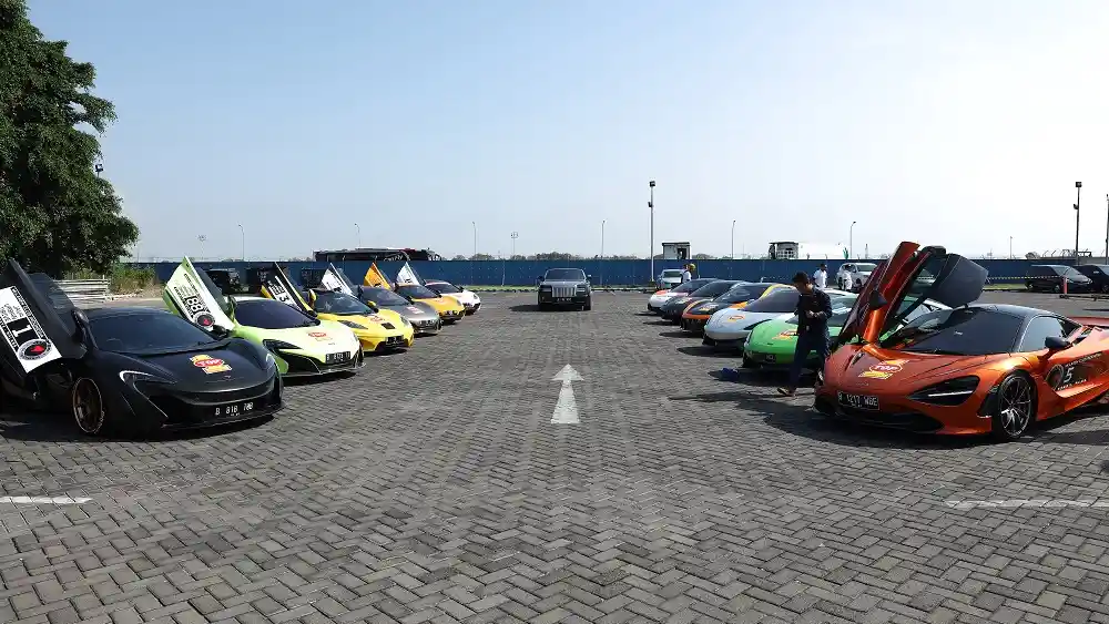 Foto - McLaren Club Indonesia Melesatkan Mobilnya di Jawa Timur