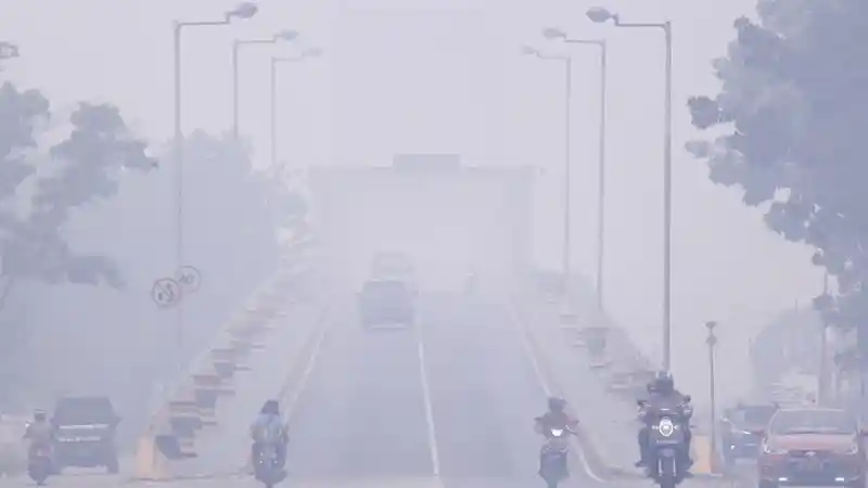 Foto - Hal yang Tak Boleh Dilakukan Saat Berkendara Lewati Kabut Asap